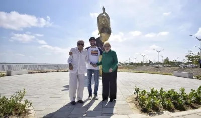 El Alcalde Jaime Pumarejo con los padres de Shakira, Nidia y William.