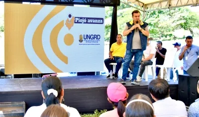 Olmedo López Martínez, Director de la UNGRD con los afectados.