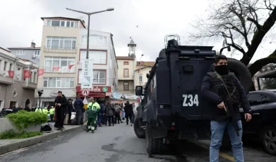 Soldados turcos vigilan el lugar de un ataque a la iglesia italiana de Santa María, en Estambul. 