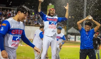 Celebración de Caimanes tras coronarse campeón del béisbol profesional ante Vaqueros.