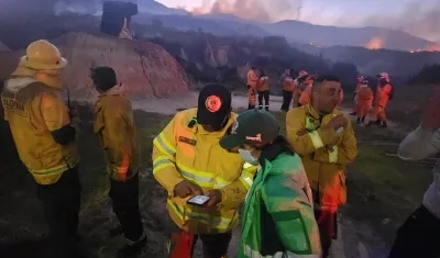 Bomberos atendiendo la emergencia en los cerros de Bogotá