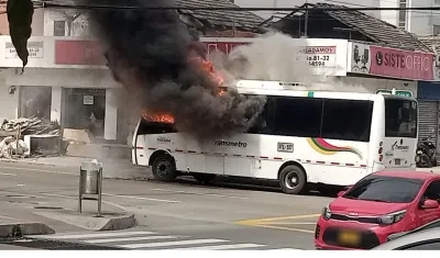 Momento del incendio en el busetón de Transmetro.