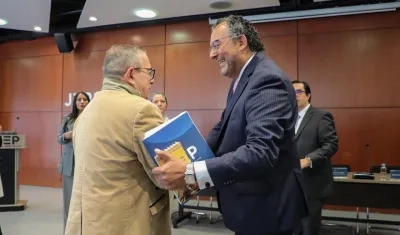 El exjefe de las FARC, Rodrigo Londoño, y el presidente de la JEP, Roberto Carlos Vidal. 