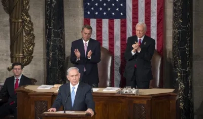 Foto de archivo del primer ministro israelí, Benjamin Netanyahu (frente), durante un discurso en el Congreso de EE.UU. 