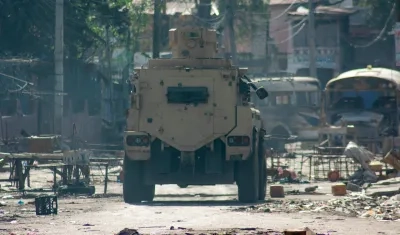 Un carro blindado circulando en el centro de Puerto Príncipe.