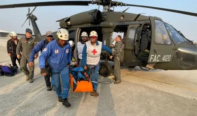 La Cruz Roja trasladando a los parapentistas.