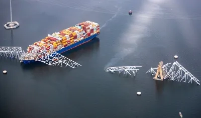 Vista desde un dron del puente de Baltimore colapsado y el carguero