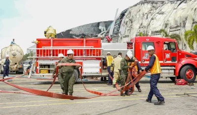 El Cuerpo de Bomberos minutos después de controlar las llamas en Contecar