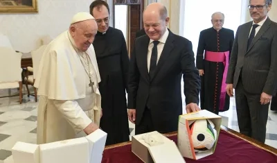 El Papa recibió hoy al canciller alemán, Olaf Scholz, quien le regaló el balón oficial de la Eurocopa.