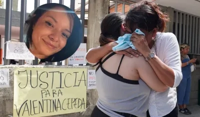 Lourdes Rodríguez Contreras, mamá de Valentina, llora a las afueras de Medicina Legal pidiendo justicia.  