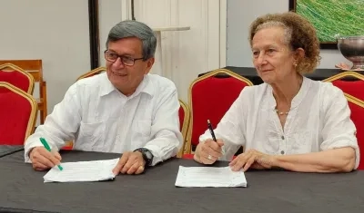 Vera Grabe, Jefa de la Delegación del Gobierno, y Pablo Beltrán, Jefe de la Delegación del ELN.