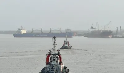 Tres remolcadores atendieron la emergencia del buque de bandera asiática en el puerto local