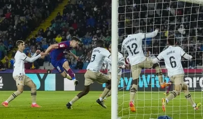Cabezazo con el que Roberto Lewandowski marcó el segundo gol del Barcelona, primero en su cuenta personal.