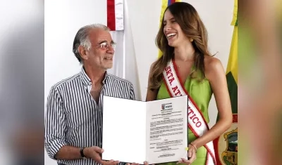 Eduardo Verano entregando el decreto a Nicolle Ospina.