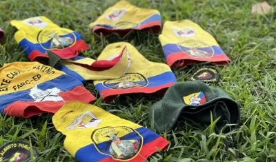 Indumentaria de las disidencias incautados en los operativos en el Cauca. 