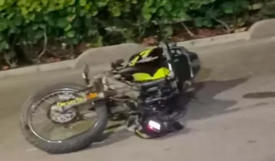 Motociclista muere al chocar contra poste de energía