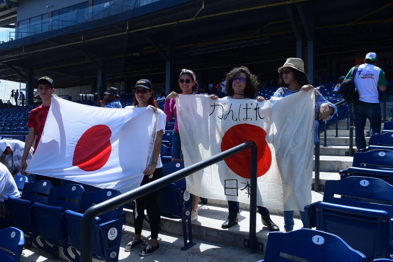 Los barranquilleros que están apoyando a la Selección Japón.