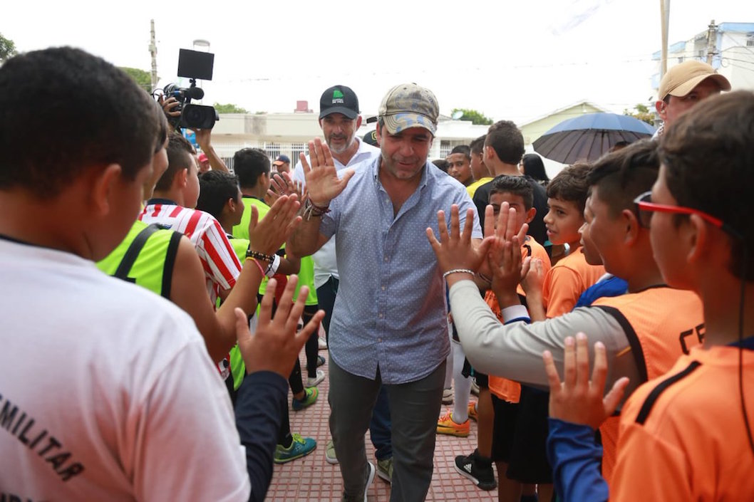 El Alcalde Alejandro Char recibido en el barrio Los Andes.