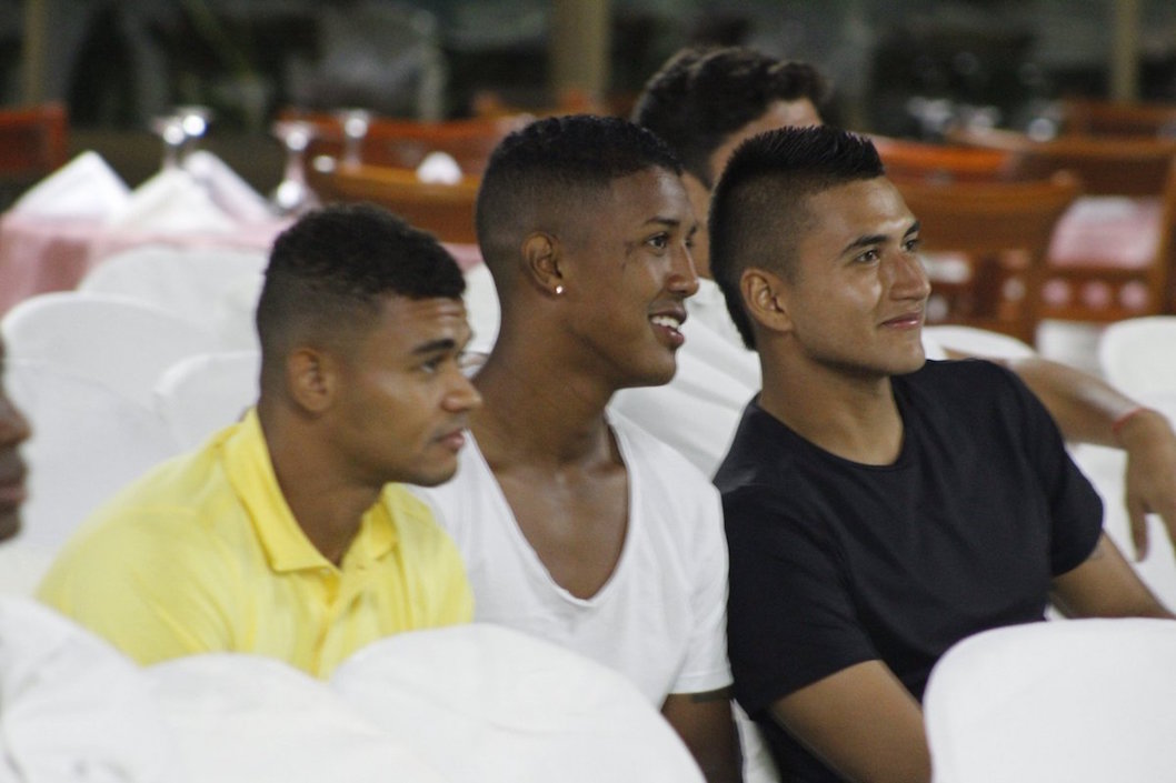 Jugadores de Unión Magdalena observando el partido Cúcuta vs Llaneros.