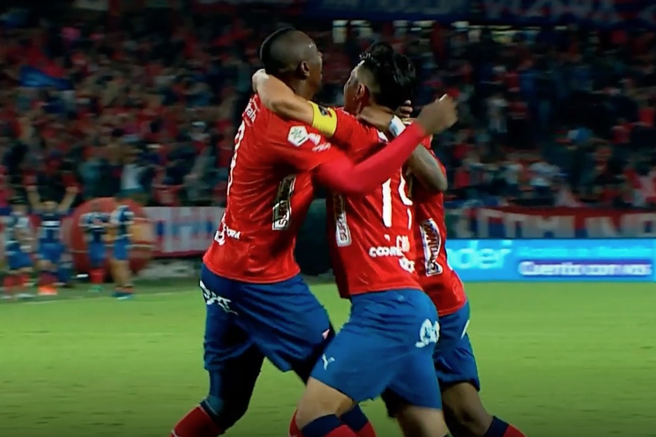 Juan Fernando Caicedo celebra con sus compañeros el gol de la remontada.