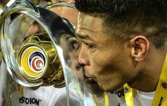 "Que lindo besarte y tenerte", trino de Teófilo Gutiérrez con el trofeo.