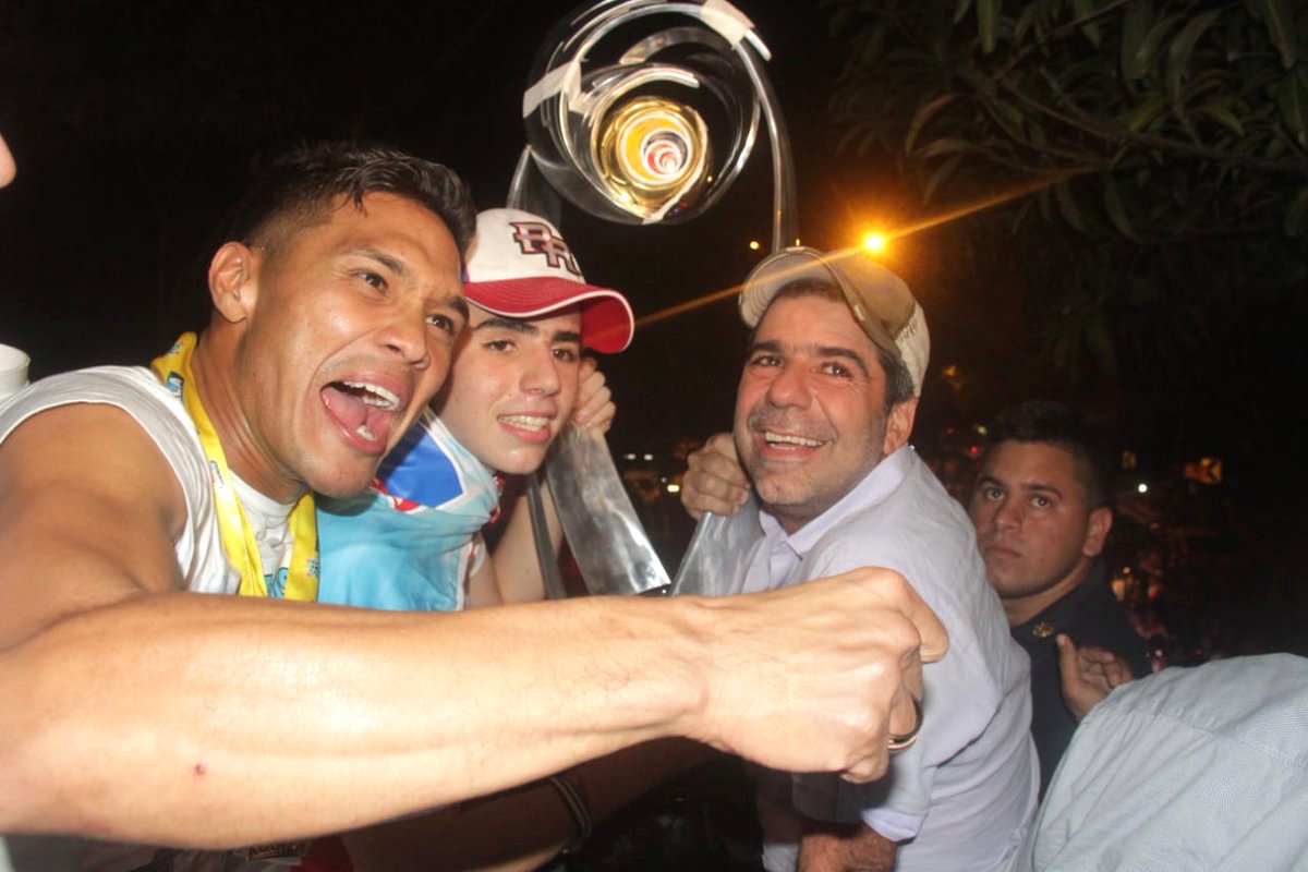 El Alcallde Alex Char celebrando con Teófilo Gutiérrez.