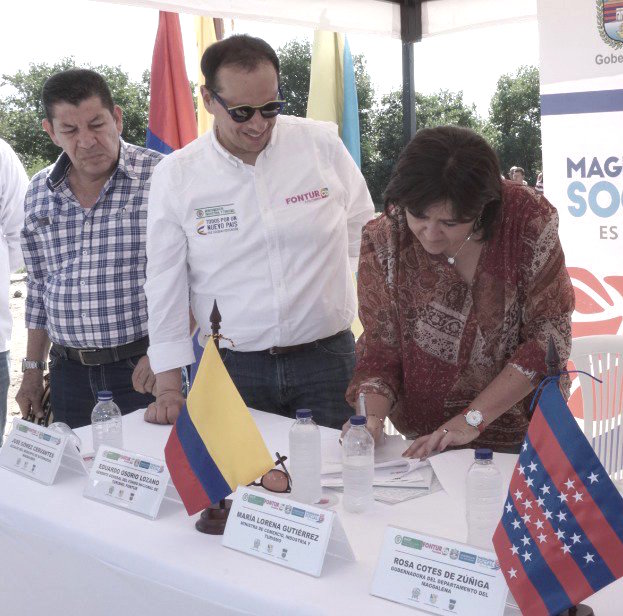 La Ministra María Lorena Gutiérrez y el Gerente de Fontur Eduardo Osorio Lozano, firmando el acta de inicio de obras.