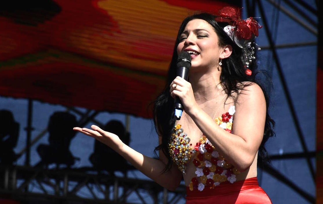 La cantante Aleja interpretando canciones vallenatas.