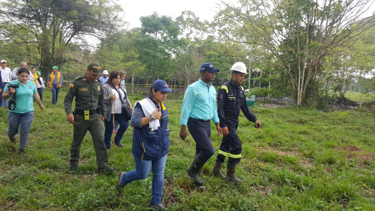 El ministro del Medio Ambiente, Luis Gilberto Murillo, visita una de las zonas afectadas con el derrame del pozo 158 de Ecopetrol, que estaba abandonado, pero no inactivo.