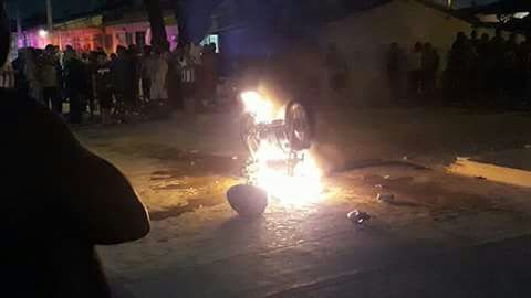 La moto de los sicarios incendiada por los vecinos.