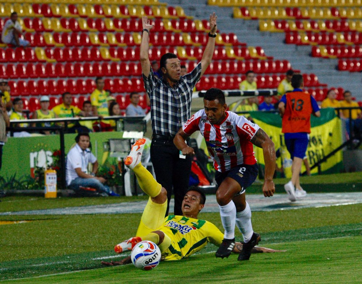 Germán Gutiérrez disputando el balón. 