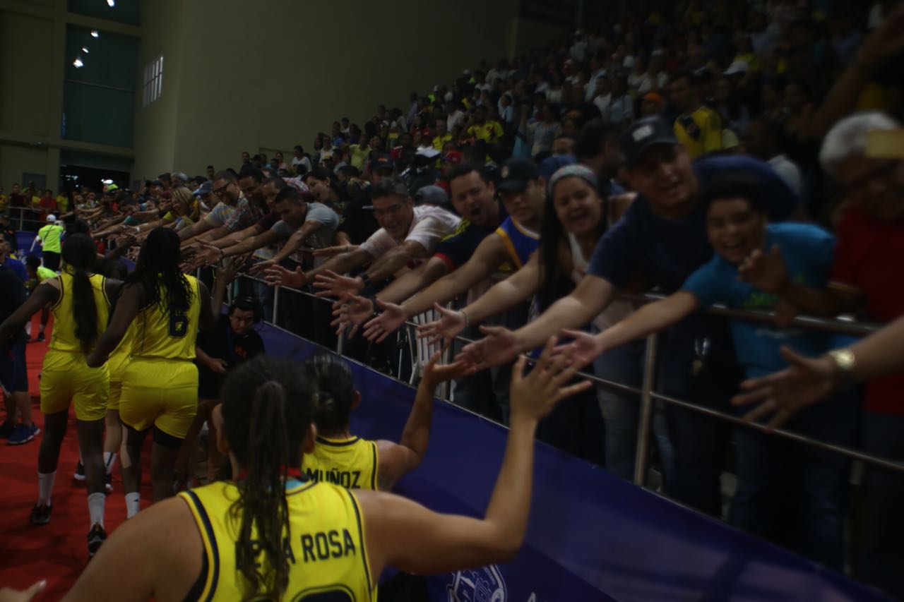 Las jugadoras colombianos le agradecieron el aliento al público barranquillero.