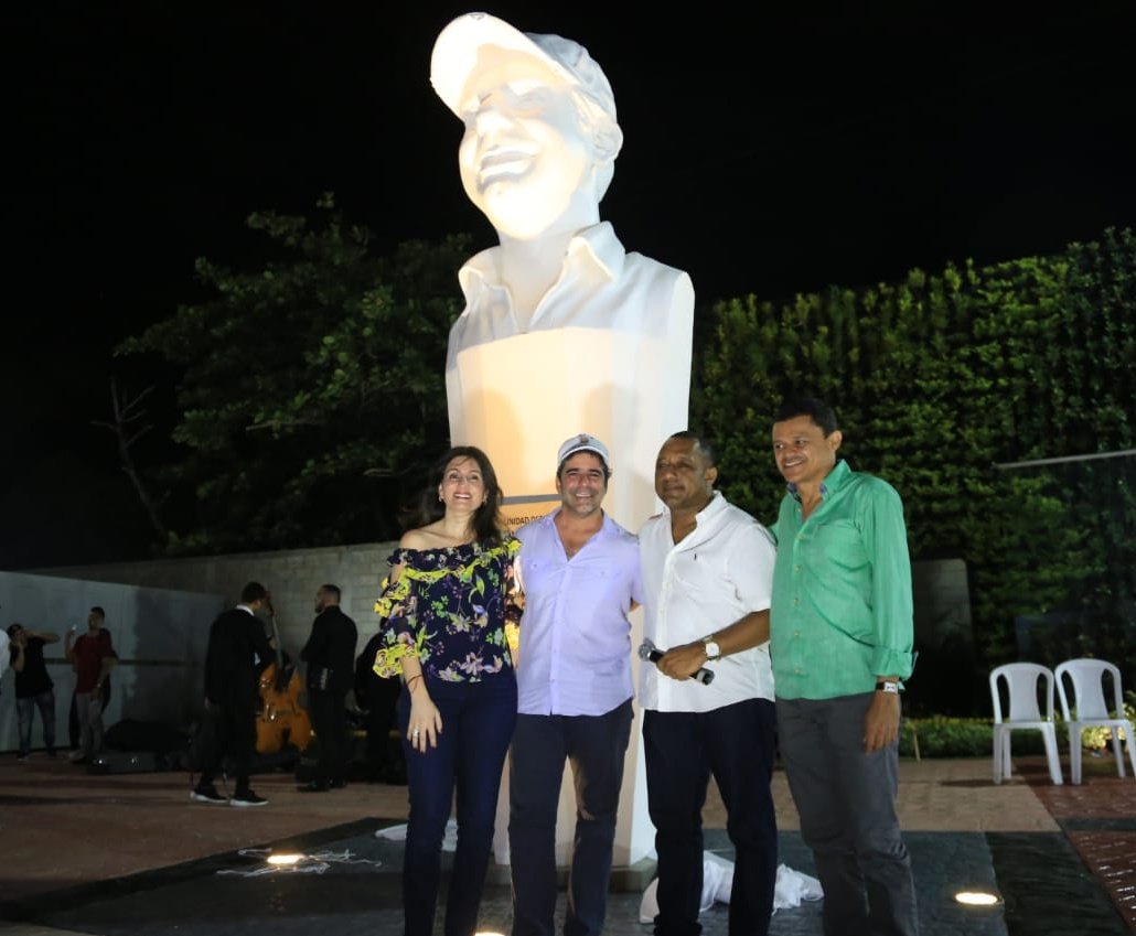 En la foto, Katia Nule, el Alcalde Alejandro Char, el rector Álvaro González y el escultor Yino Márquez.