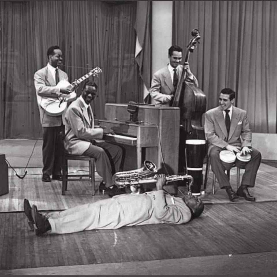 Jack tocando con el grupo de Nat King Cole.