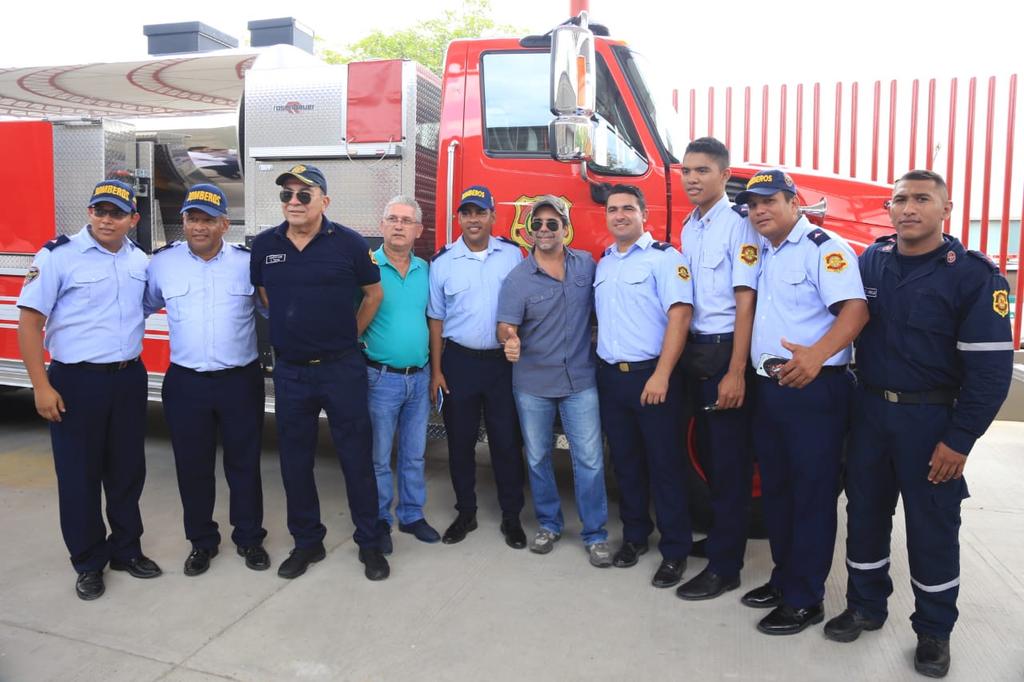 El Alcalde Alejandro Char junto a los bomberos. 