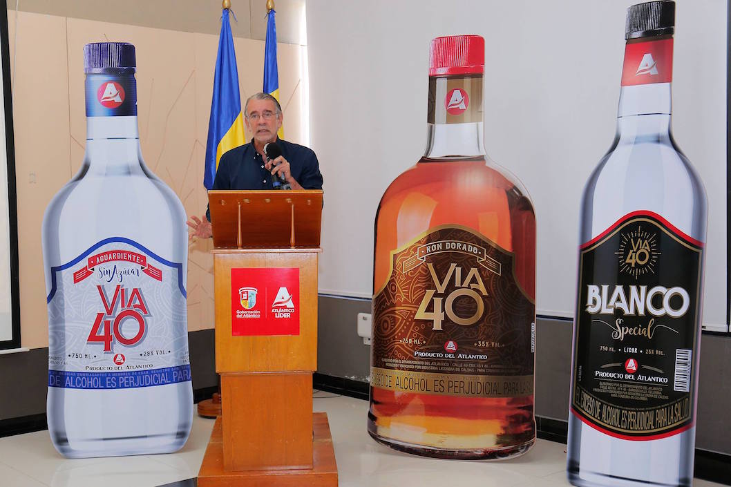El Gobernador Eduardo Verano De la Rosa, con la presentación de los productos.