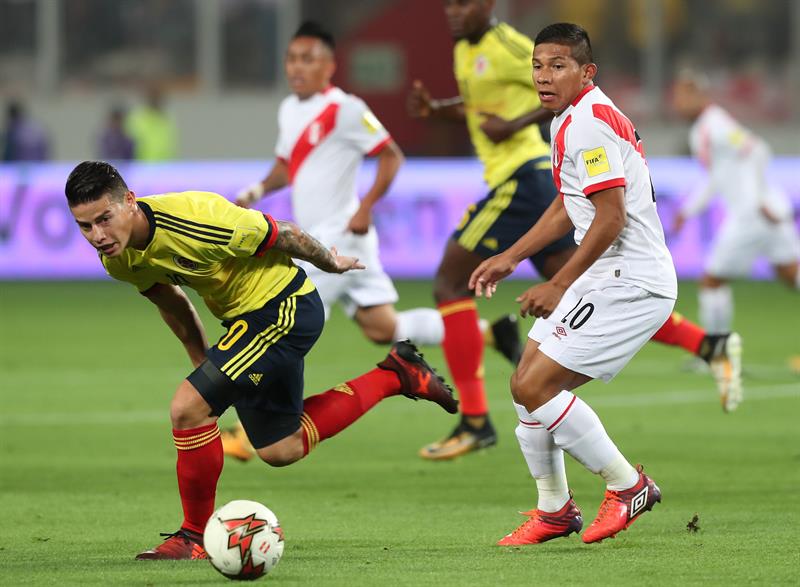 james Rodriguez ataca frente a la marca de Edinson Flórez.