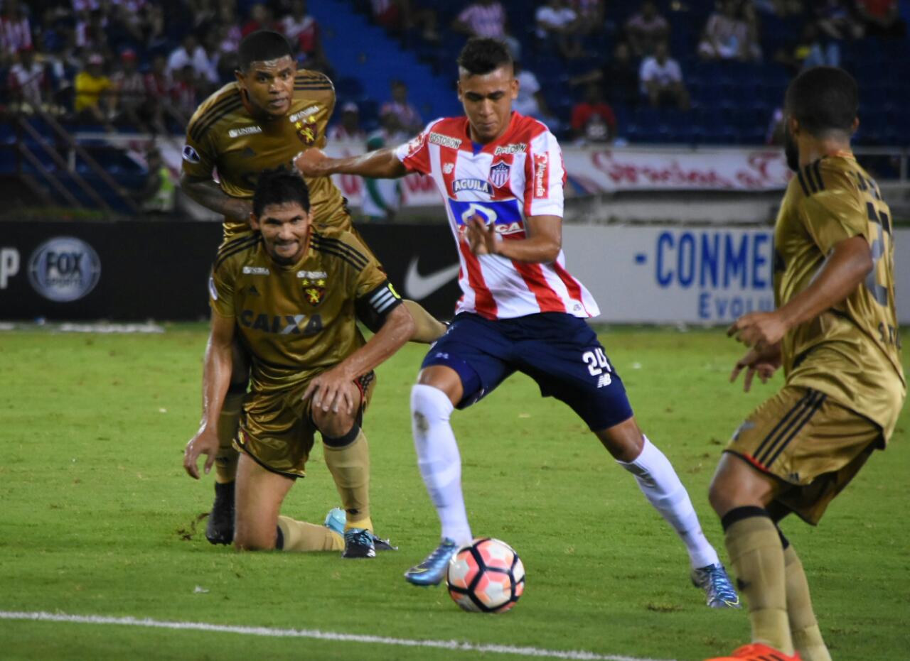 Víctor Cantillo ingresando frente a la marca de dos rivales.
