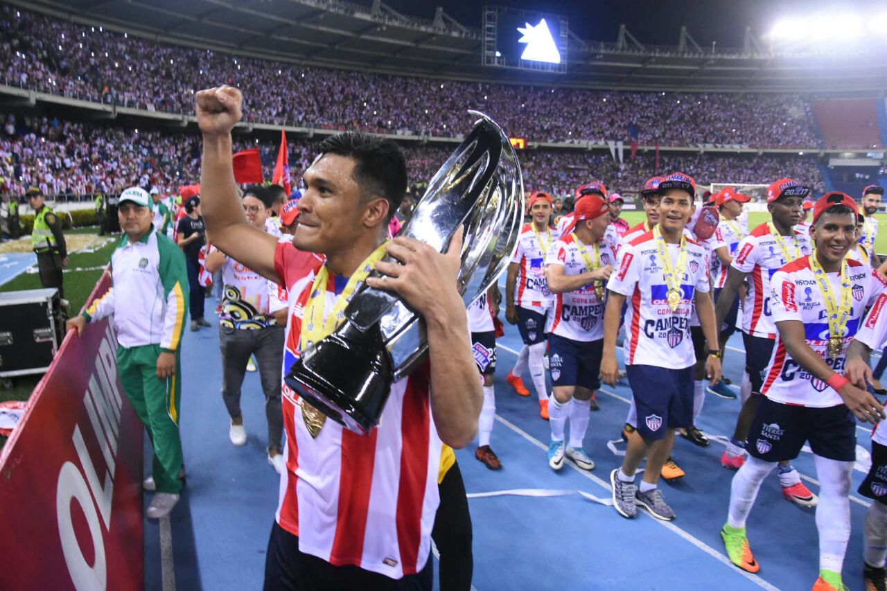 Teófilo Gutiérrez muestra orgulloso el trofeo alcanzado.