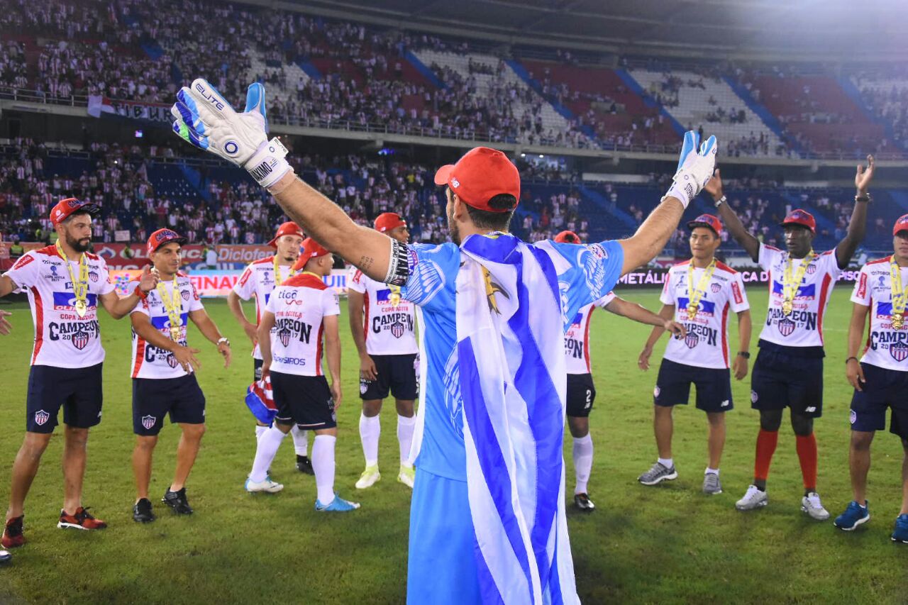 Sebastián Viera luciendo la bandera de su país durante la celebración.