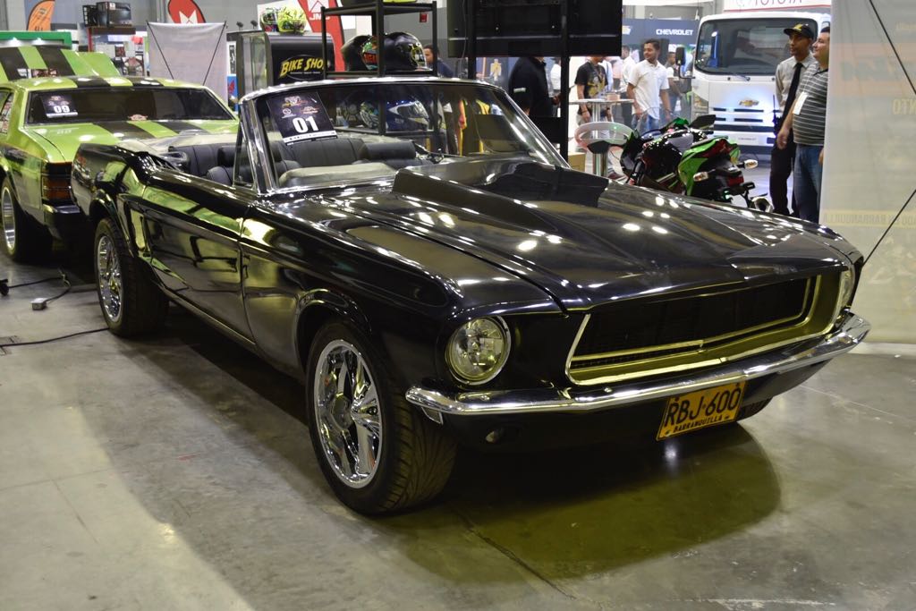 Mustang negro clásico con varios detalles modernos en su carrocería.