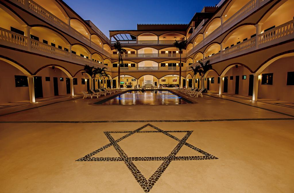 El lugar cuenta con símbolos judíos.