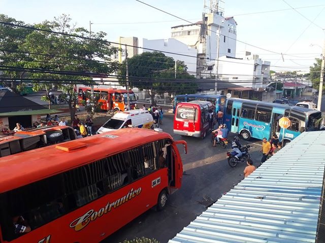 El sitio del accidente en Los Pinos tiene una alta afluencia de circulación debido a que confluyen varias rutas de buses.