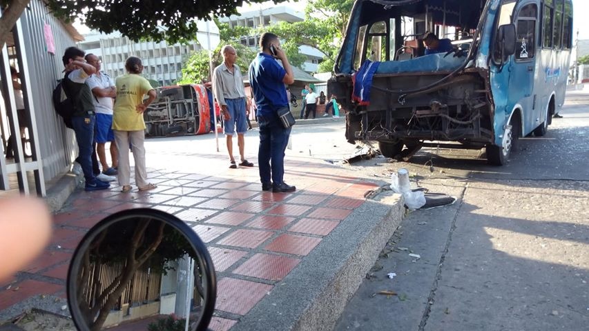 El bus de Lucero San Felipe quedó volcado.