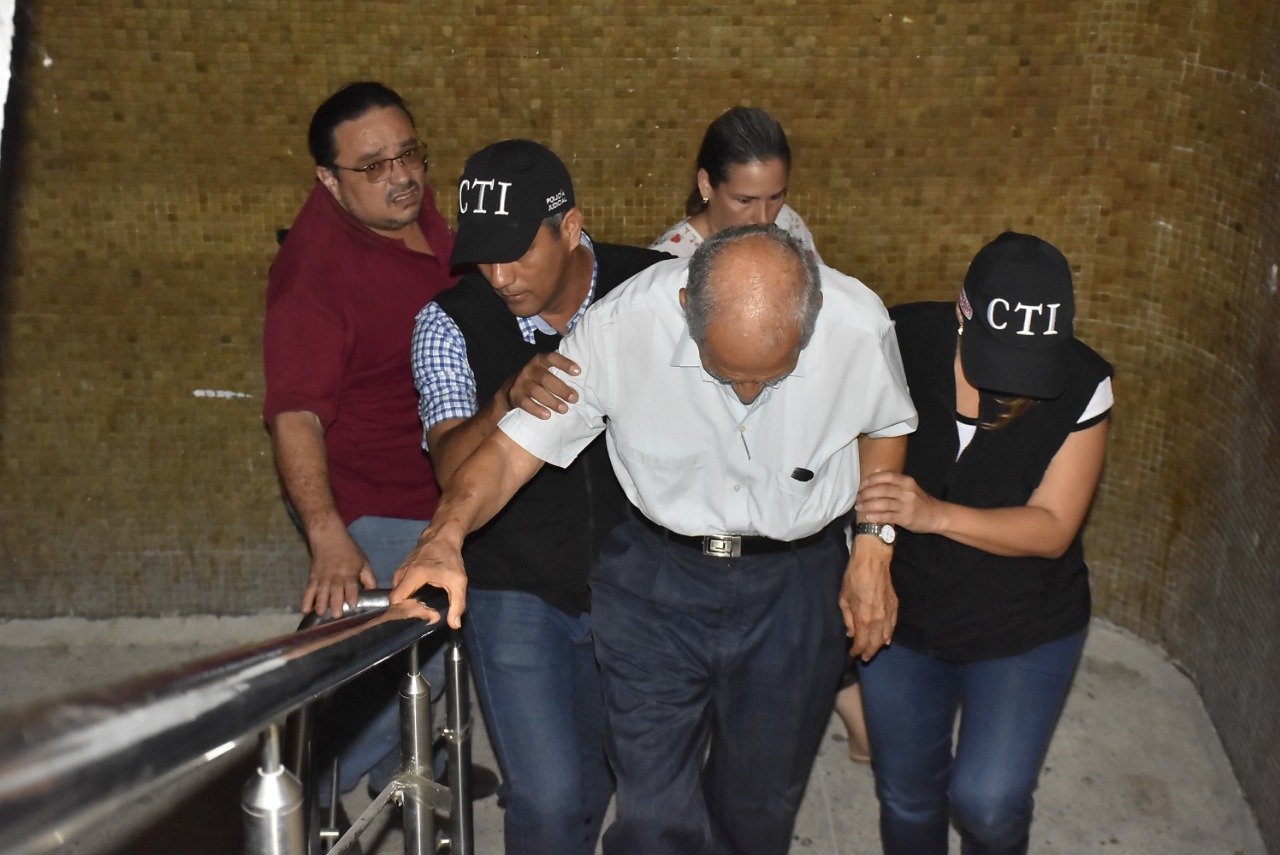 Orlando Saavedra, el adulto mayor capturado por el CTI es ayudado en las escaleras del Centro de Servicios por personal del CTI.