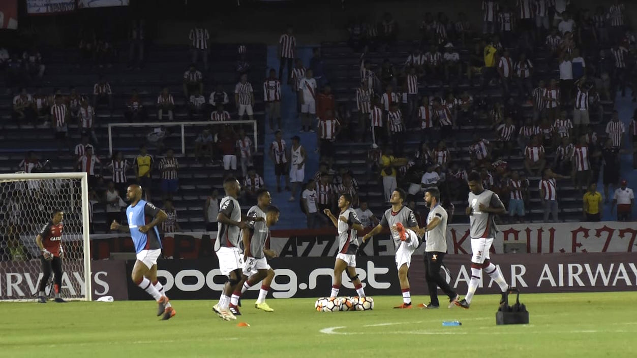 Jugadores de Atlético Paranaense en calentamiento previo al partido.