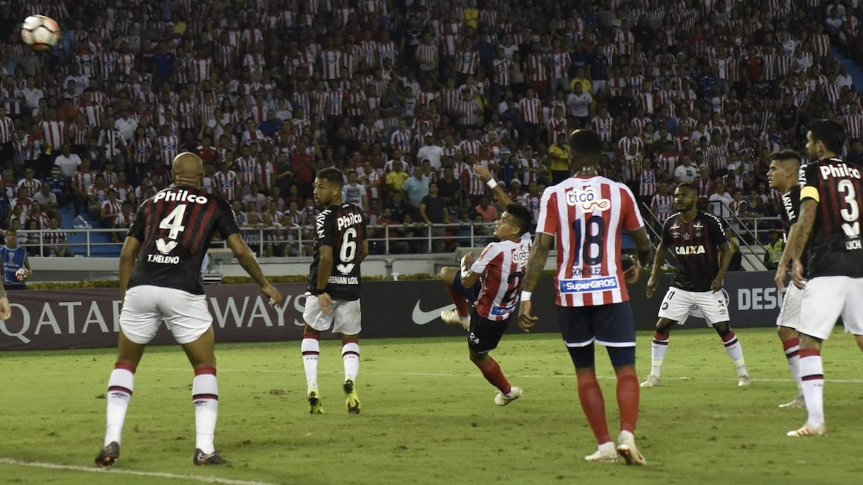 Luis Díaz remató de media vuelta que casi se convierte en gol.