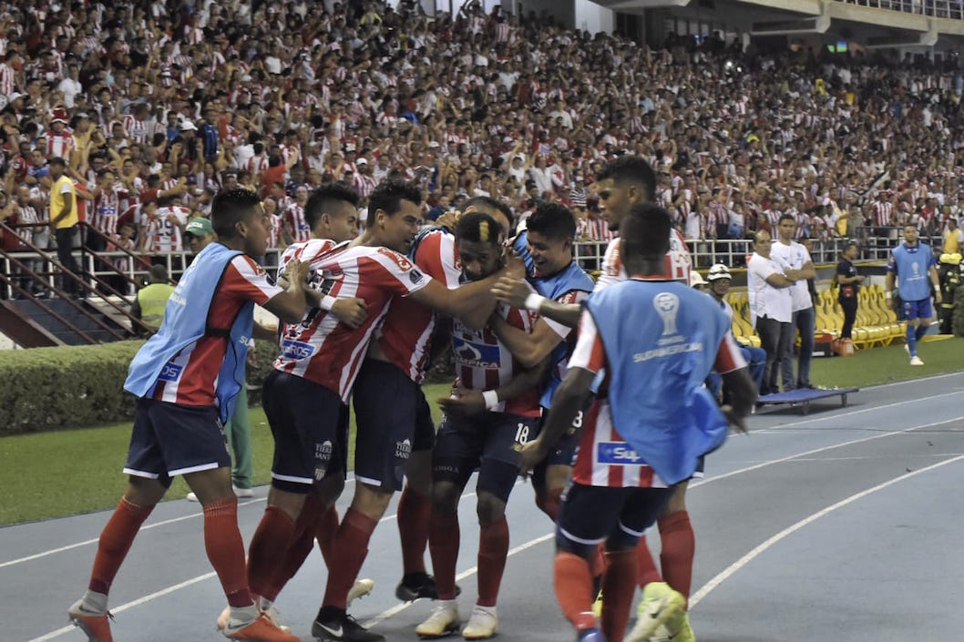 Jugadores del Junior celebrando el gol de Yony González.