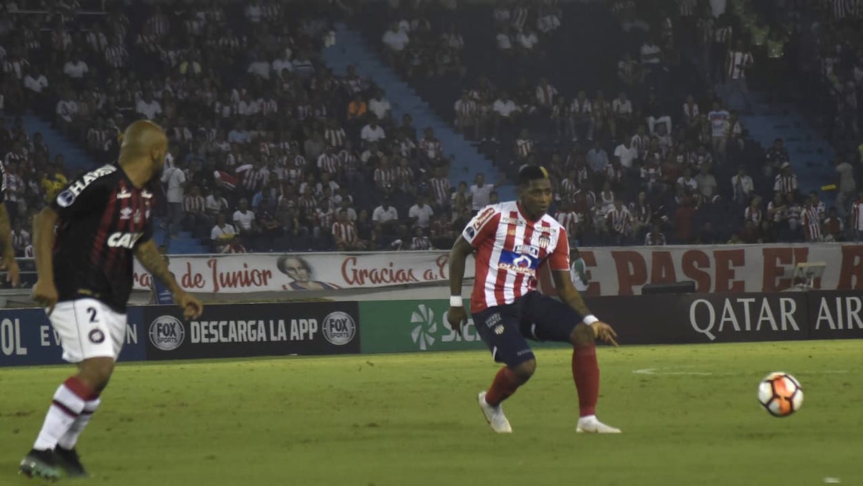 Yony González enfrentando la marca del lateral derecho Jonathan.