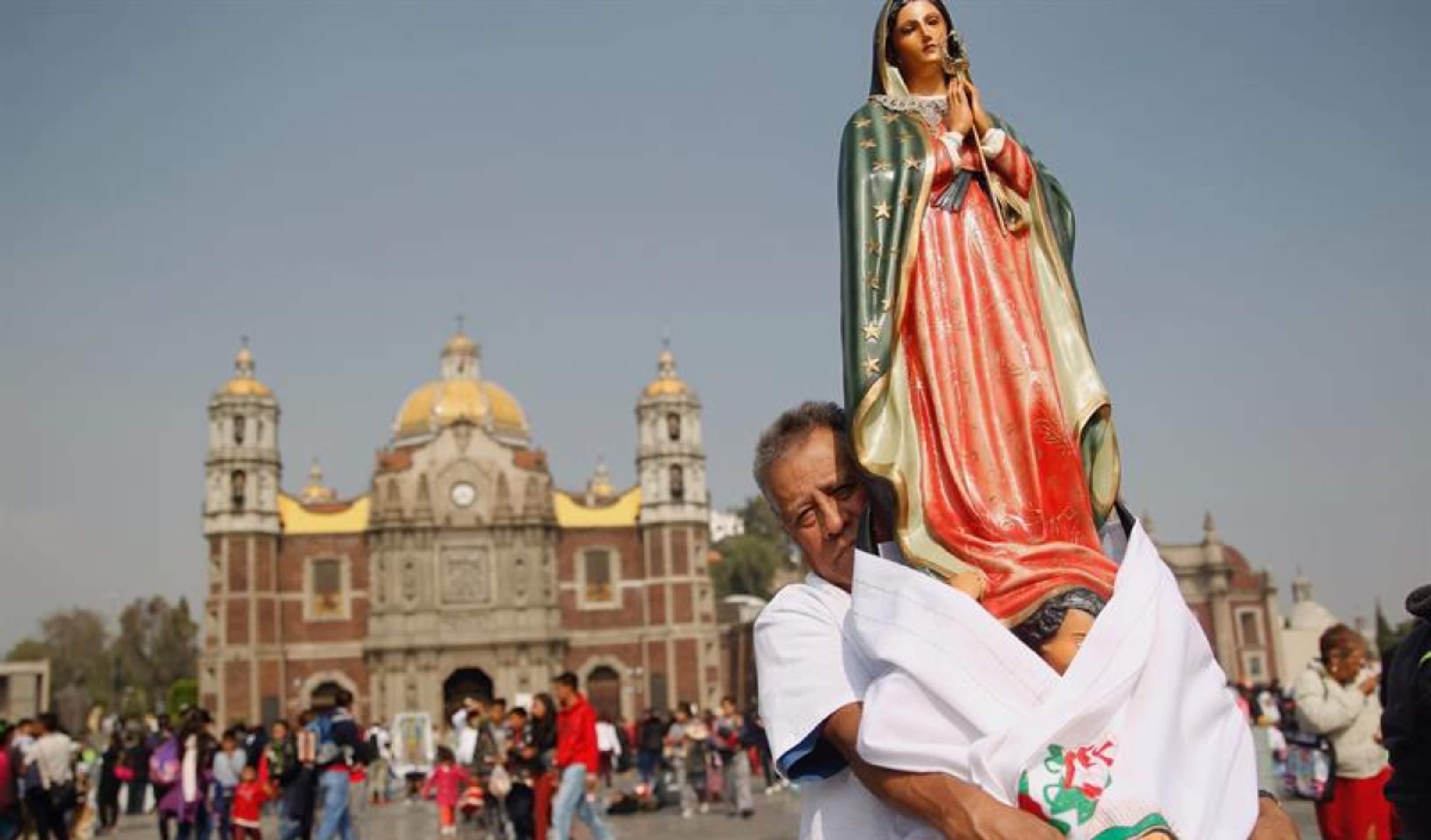 Cargados con imágenes, figuras religiosas y flores, los peregrinos comenzaron a llegar el pasado lunes, para festejar el día de la patrona de México.